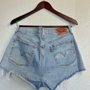 Levi’s women’s 501 buttonfly shorts light wash size 30